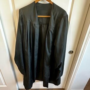 Simple graduation gown! Light weight black color. No flaws.